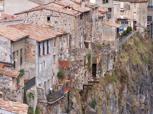 Castellfollit de la roca - ngôi làng đẹp hơn tranh ở xứ bò tót