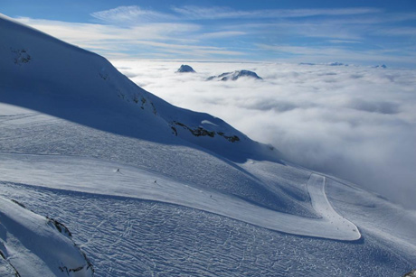 Khách du lịch mòn mỏi chờ tuyết phủ trên dãy alps