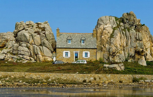 Ngôi nhà giữa hai vách núi đá