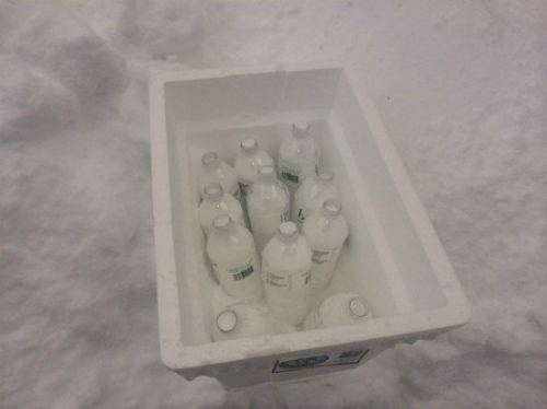 Tuyết được đóng chai để bán cho vùng ấm hơn