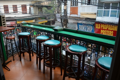 5 bar tây hút khách ở phố cổ hà nội
