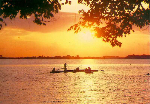 Hồ Tây không chỉ là điểm du lịch nổi tiếng tại Hà Nội mà còn là nơi có cảnh đẹp hoàng hôn trên sông rất đặc trưng. Bạn có thể chiêm ngưỡng dòng sông Hồng đầy sức sống và những ngôi nhà ven sông bên trong hồ. Hãy dành cho mình một khoảnh khắc tuyệt vời và ghi lại những thước hình đẹp để lưu giữ lại kỷ niệm đầy ý nghĩa.