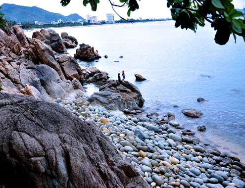 Bức tranh đá lung linh ven biển đảo miền trung