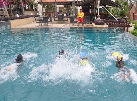 Các hoạt động dưới nước cho trẻ vào hè