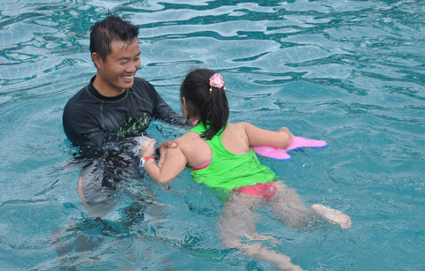 Các hoạt động dưới nước cho trẻ vào hè