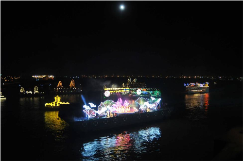 Lễ hội thuyền đăng trên sông sài gòn