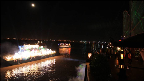 Lễ hội thuyền đăng trên sông sài gòn