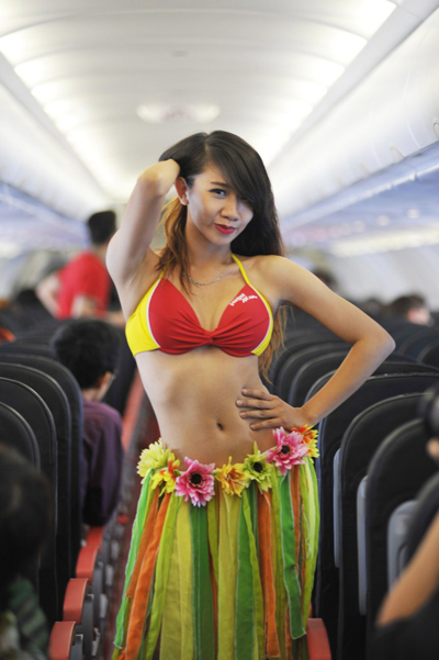 Tiếp viên vietjet múa bikini trên chuyến bay tới singapore