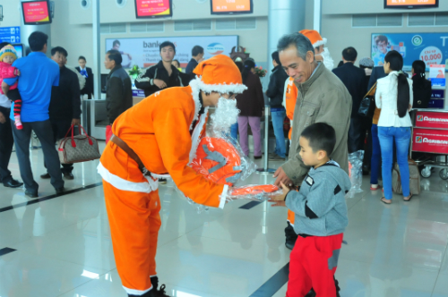 100 ông già noel tặng quà cho khách nhí tại sân bay