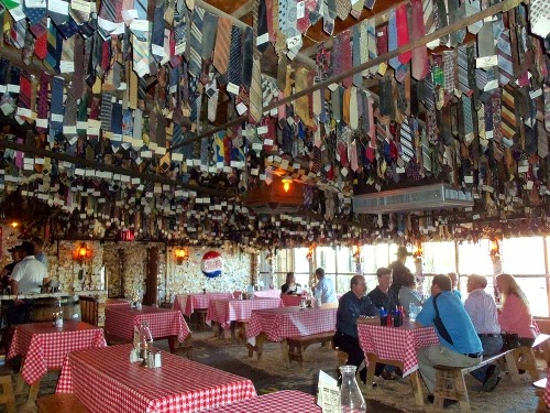 Nhà hàng mỹ cắt một triệu chiếc cà vạt của khách