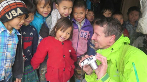 Khách tây đi bộ 7000 km gây quỹ cho trẻ em nghèo việt nam