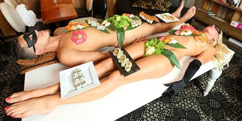 Độc đáo nghệ thuật sushi khỏa thân nam