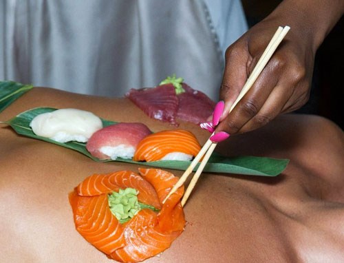 Độc đáo nghệ thuật sushi khỏa thân nam