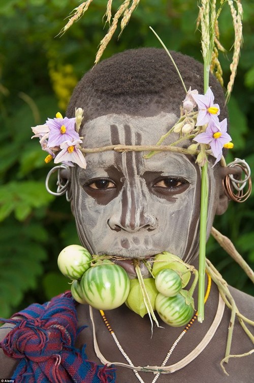 Những trang phục kỳ lạ của các bộ tộc trên thế giới