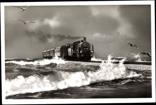 Cảnh tàu hỏa chạy giữa biển ở châu âu