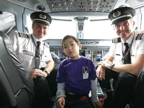 Cậu bé 5 tuổi làm phi công trên chuyến bay mô phỏng