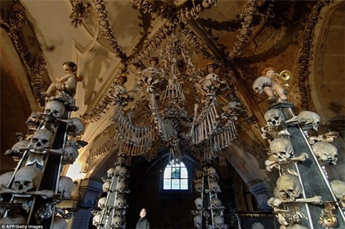 Kì lạ nhà thờ được trang trí bởi hơn 70000 bộ xương người