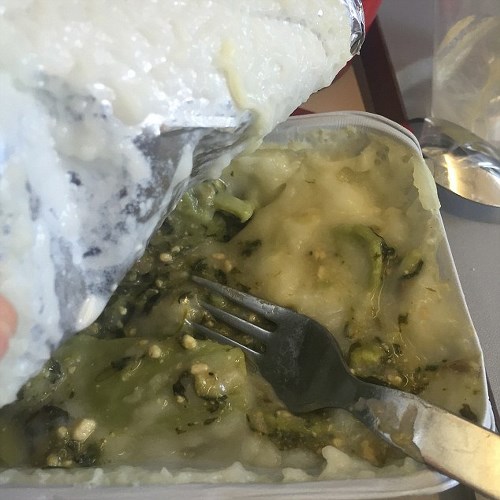 Những món ăn kinh dị trên máy bay bạn không dám tin là thật