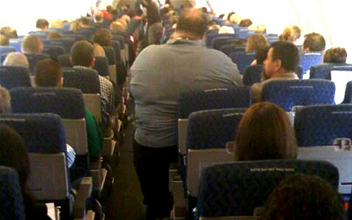 Bị đau lưng vì ngồi kế người béo hành khách kiện hãng bay