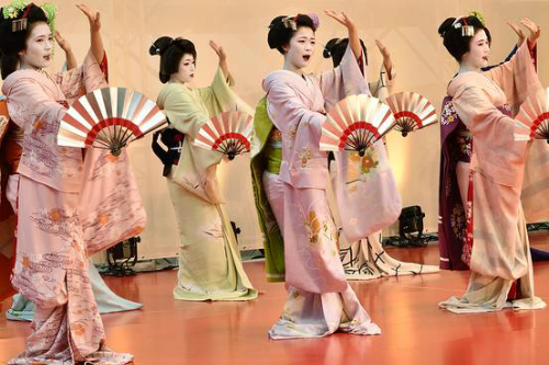 Geisha ca múa để chiêu khách tới cố đô nhật