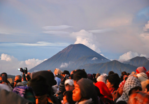 Mặt trời lên bên miệng núi lửa đẹp nhất indonesia