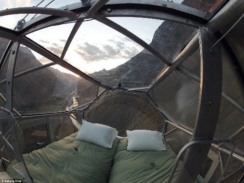 Phòng nghỉ con nhộng cheo leo trên vách núi cao hơn 120 m