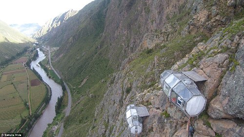 Phòng nghỉ con nhộng cheo leo trên vách núi cao hơn 120 m