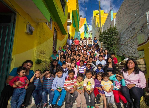 Thị trấn mexico được phủ sơn thành bức tranh cầu vồng