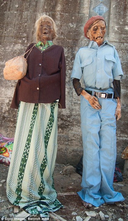 Tục lệ mặc áo mới cho người chết ở indonesia