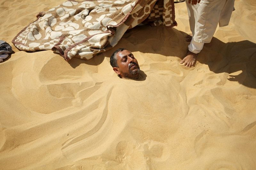 Tắm cát trần - bí kíp chữa bất lực của du khách ở lybia