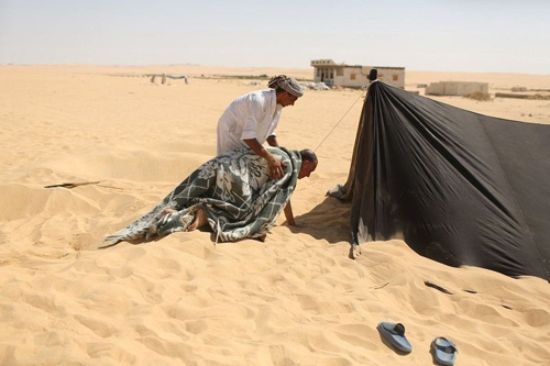 Tắm cát trần - bí kíp chữa bất lực của du khách ở lybia
