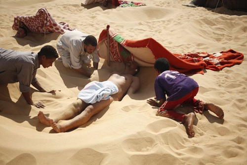 Tắm cát trần - mẹo chữa bất lực của du khách ở ai cập