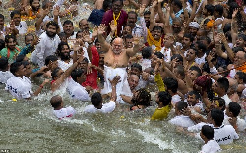Tín đồ hindu tắm tiên để rửa tội