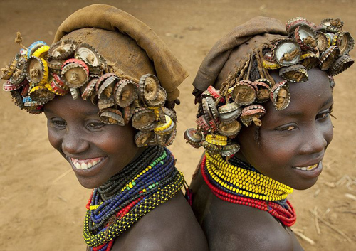 Thời trang tái chế ấn tượng của bộ lạc ở ethiopia