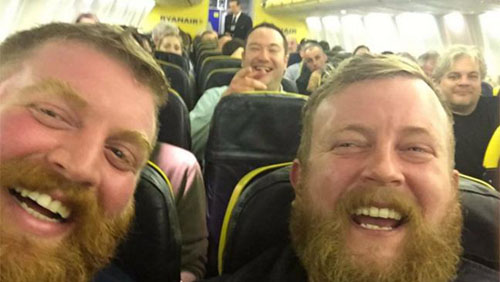 2 du khách như cặp sinh đôi tình cờ ngồi cạnh trên chuyến bay