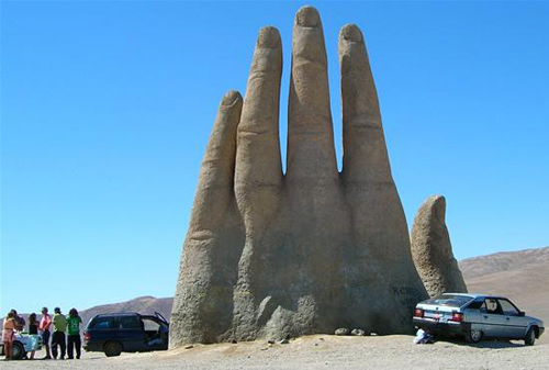 Bàn tay mọc giữa sa mạc ở chile