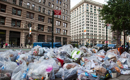 New york đầy bọc rác bẩn paris chuột vui đùa trên cỏ xanh