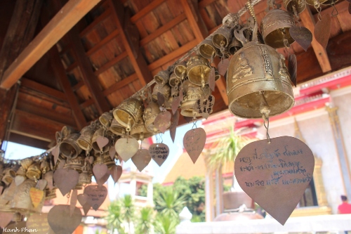 Tiếng pháo cầu may ở ngôi chùa lớn nhất phuket