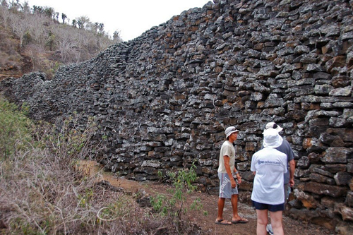 Bức tường xây bằng máu và nước mắt trên quần đảo galapagos