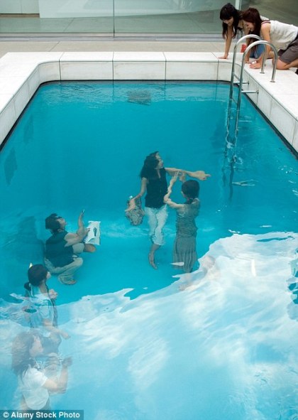 Bể bơi tạo ảo giác thu hút du khách ở nhật bản