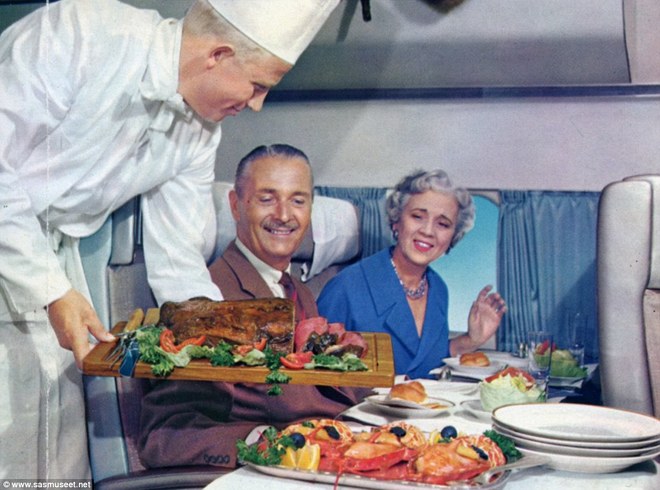 Bữa ăn xa hoa trên khoang máy bay hạng nhất 70 năm trước