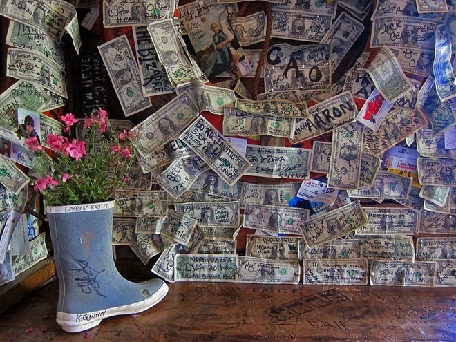 Quán bar mỹ được khách trang trí bằng đô la và đồ lót