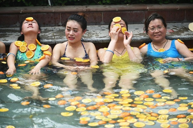 Trung quốc tung dịch vụ tắm suối nước nóng với trái cây tươi
